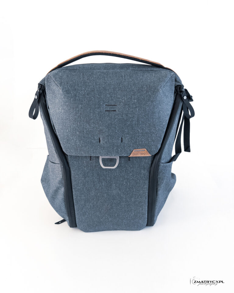 Przód szarego Everyday Backpack 20L v2 z klapą i zapięciem MagLatch