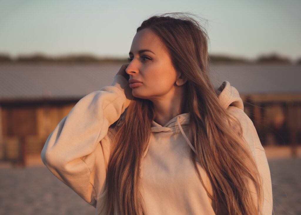 zdjęcia na plaży o zachodzie słońca