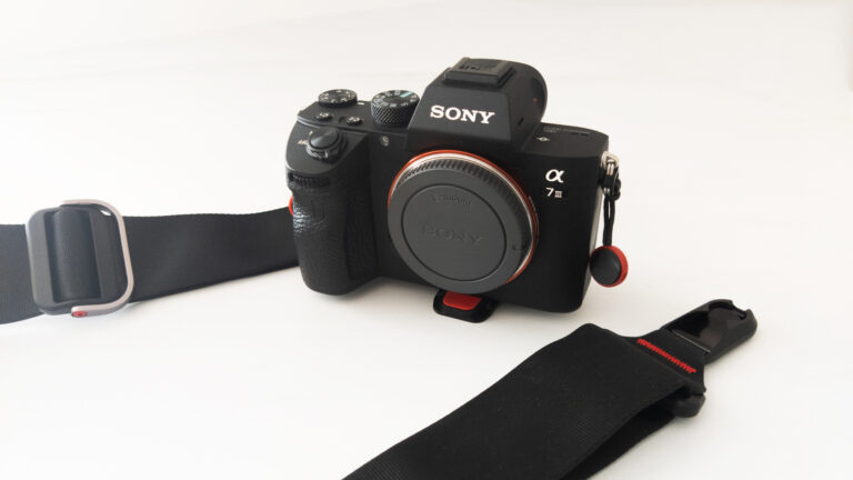 Aparat Sony i pasek fotograficzny Peak Design