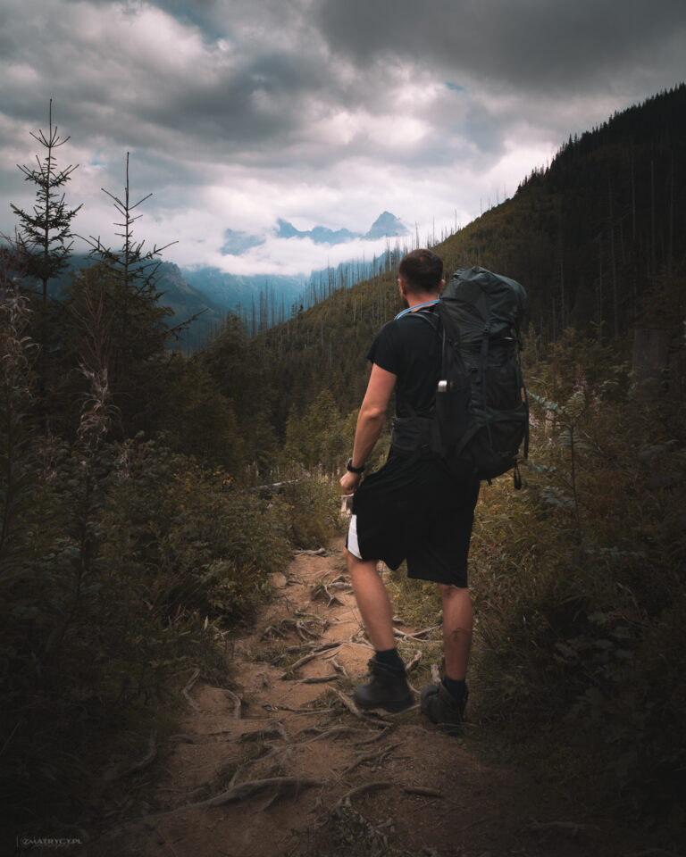 mężczyzna z plecakiem Górskim na szlaku na Rówień Waksmundzką. Wędrówki po tatrach
