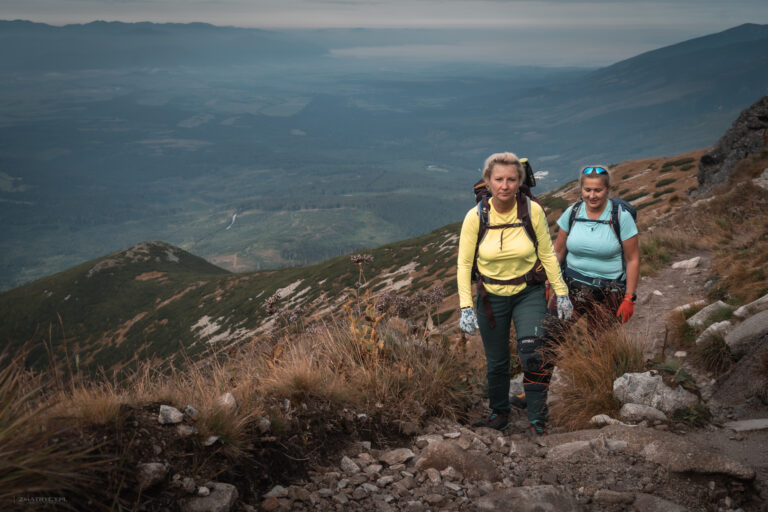 Dwie kobiety wędrujące szlakiem na Krywań w Tatrach