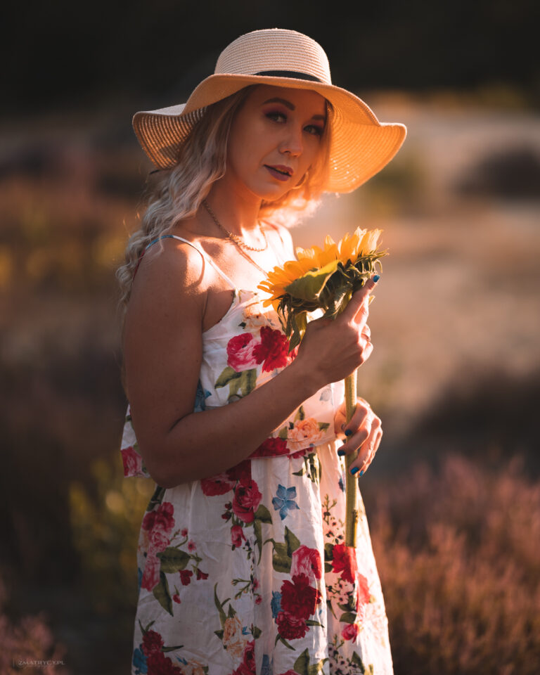 kobieta w kapeluszu i sukience z kwiatem słonecznika