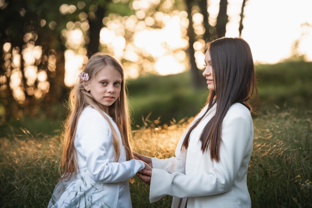 Mama z corka podczas komunijnej sesji w zielonej gorze