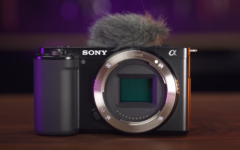 Aparat Sony ZV-E10 z osłoną mikrofonu