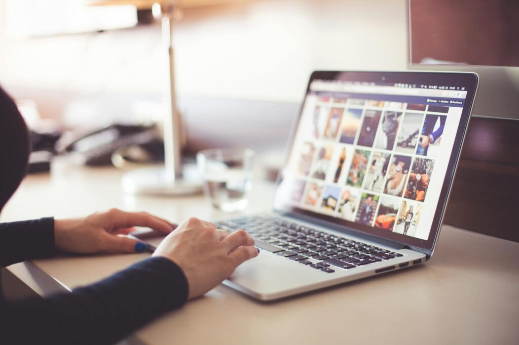 zasięg filmów reklamowych na Facebooku i Instagramie zmatrycy filmowanie