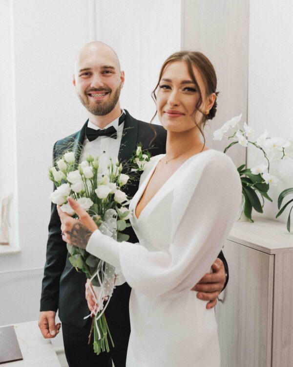 Portret pary młodej z bukietem po ceremonii