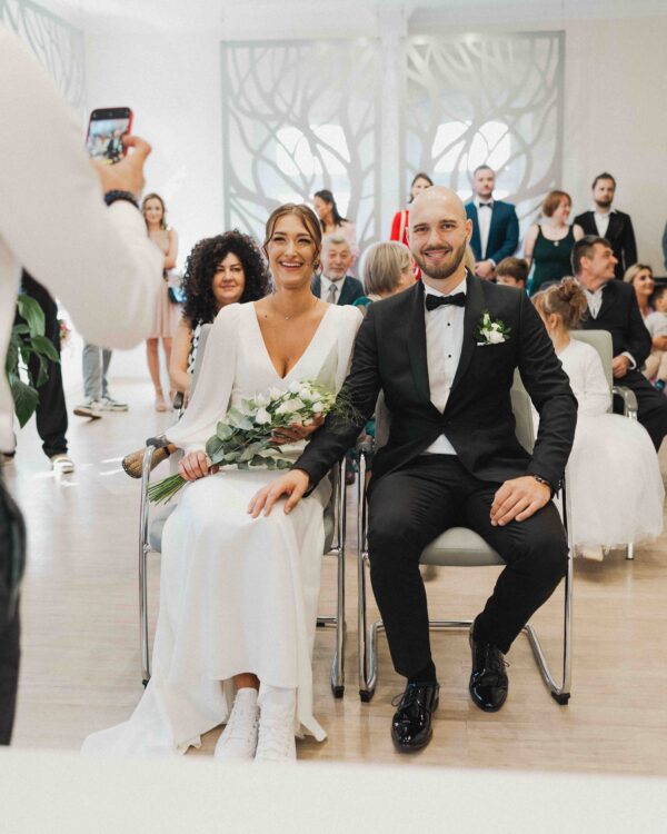 Para młoda i goście podczas ceremonii ślubnej