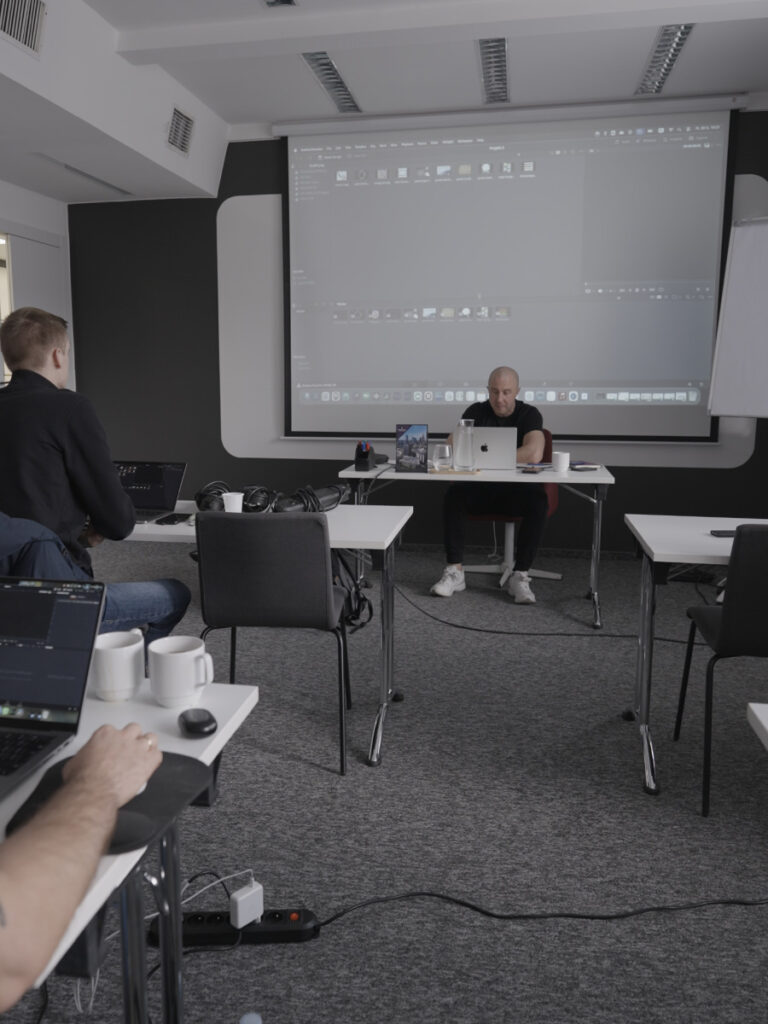 Paweł Niedźwiedź leitet einen Gruppenworkshop zum Schnitt mit DaVinci Resolve