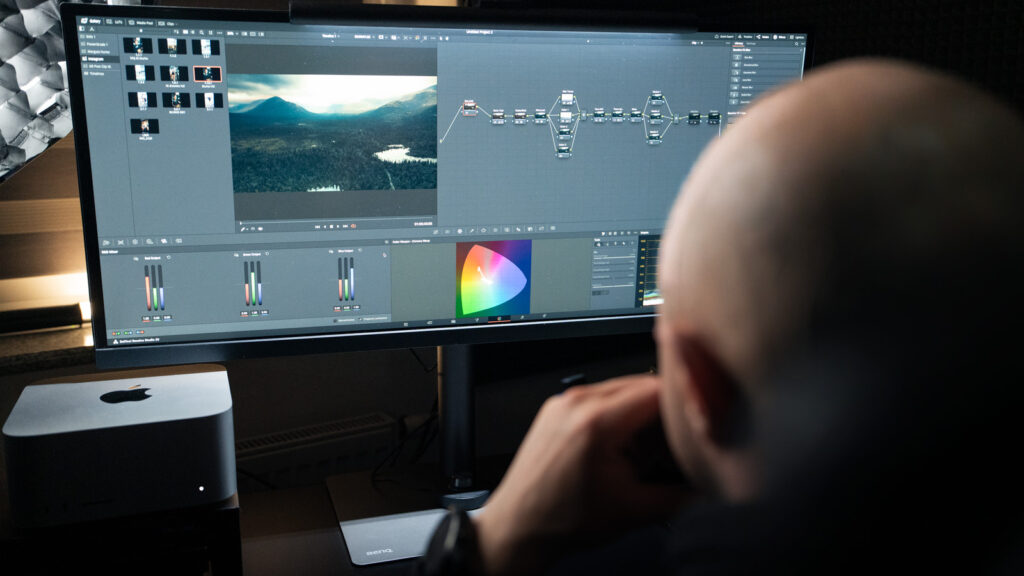 Paweł podczas color gradingu filmu w DaVinci Resolve praca na node’ach