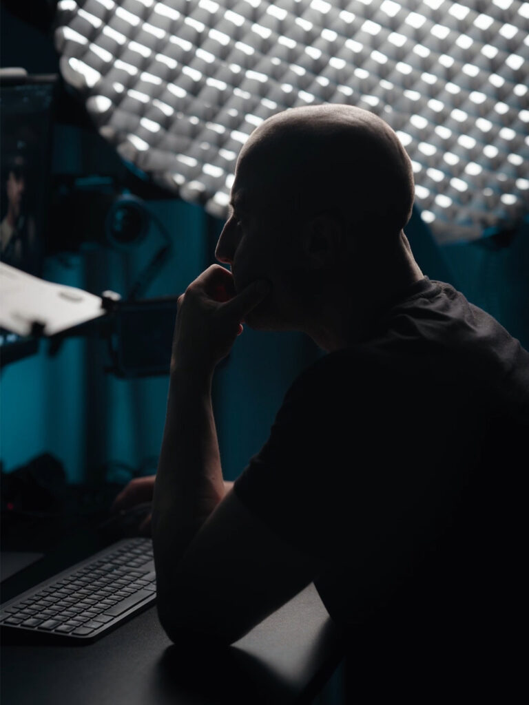 Paweł podczas pracy przy stanowisku montażowym w studiu filmowym
