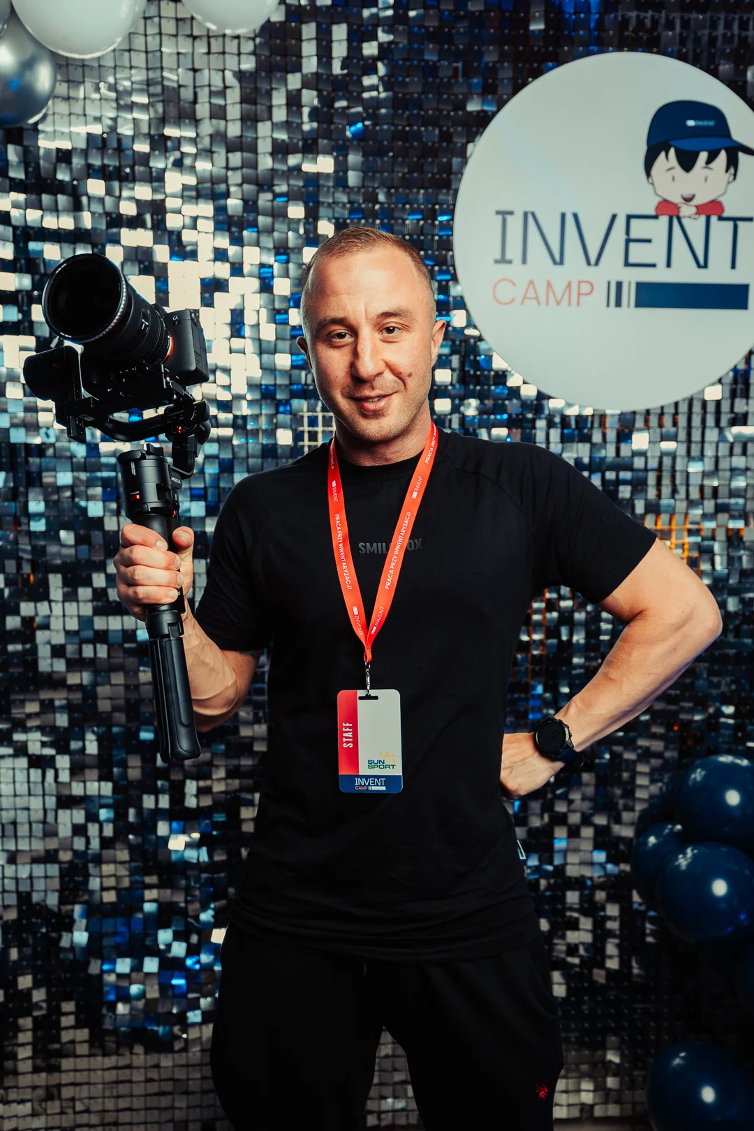 Paweł Niedźwiedź z aparatem na gimbalu podczas realizacji wideo Invent Camp 2025