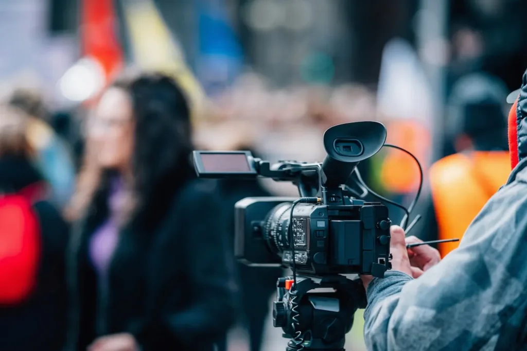 Operator kamery reporterskiej podczas wydarzenia