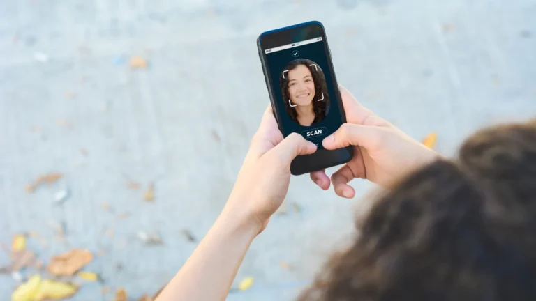 Kobieta nagrywająca pionowe wideo smartfonem