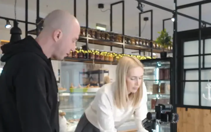 Paweł z ZMATRYCY przy uczestniczce i aparacie podczas przygotowania kadru