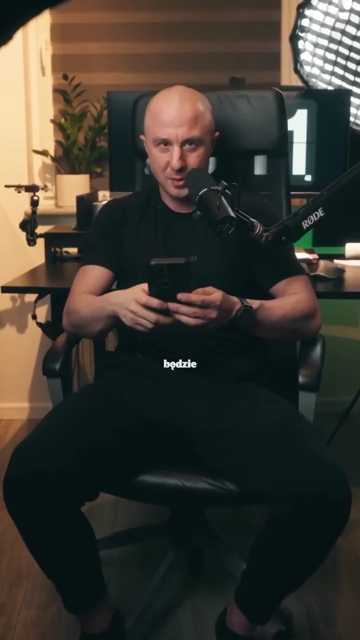Paweł beside a microphone explaining how to improve sound when filming