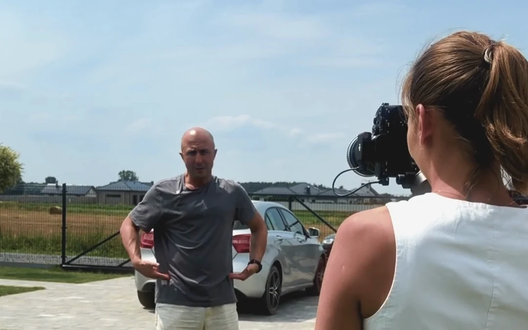 Paweł wyjaśnia uczestniczce pracę przed aparatem podczas szkolenia z filmowania w Wolsztynie