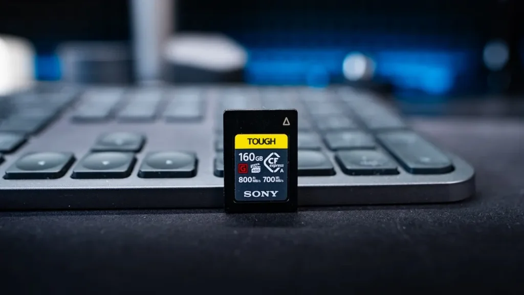Karta Sony Tough CFexpress Type A 160 GB przy klawiaturze komputera
