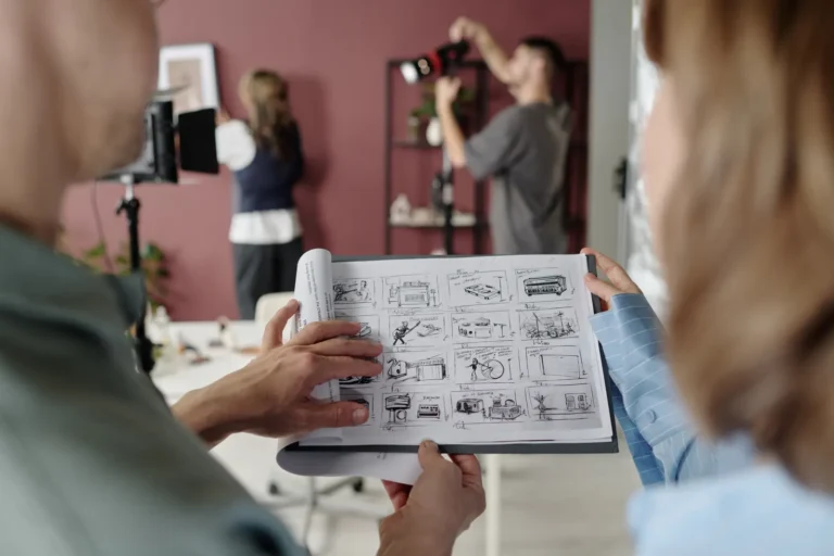 Ekipa filmowa planująca ujęcia z odręcznie narysowanym storyboardem