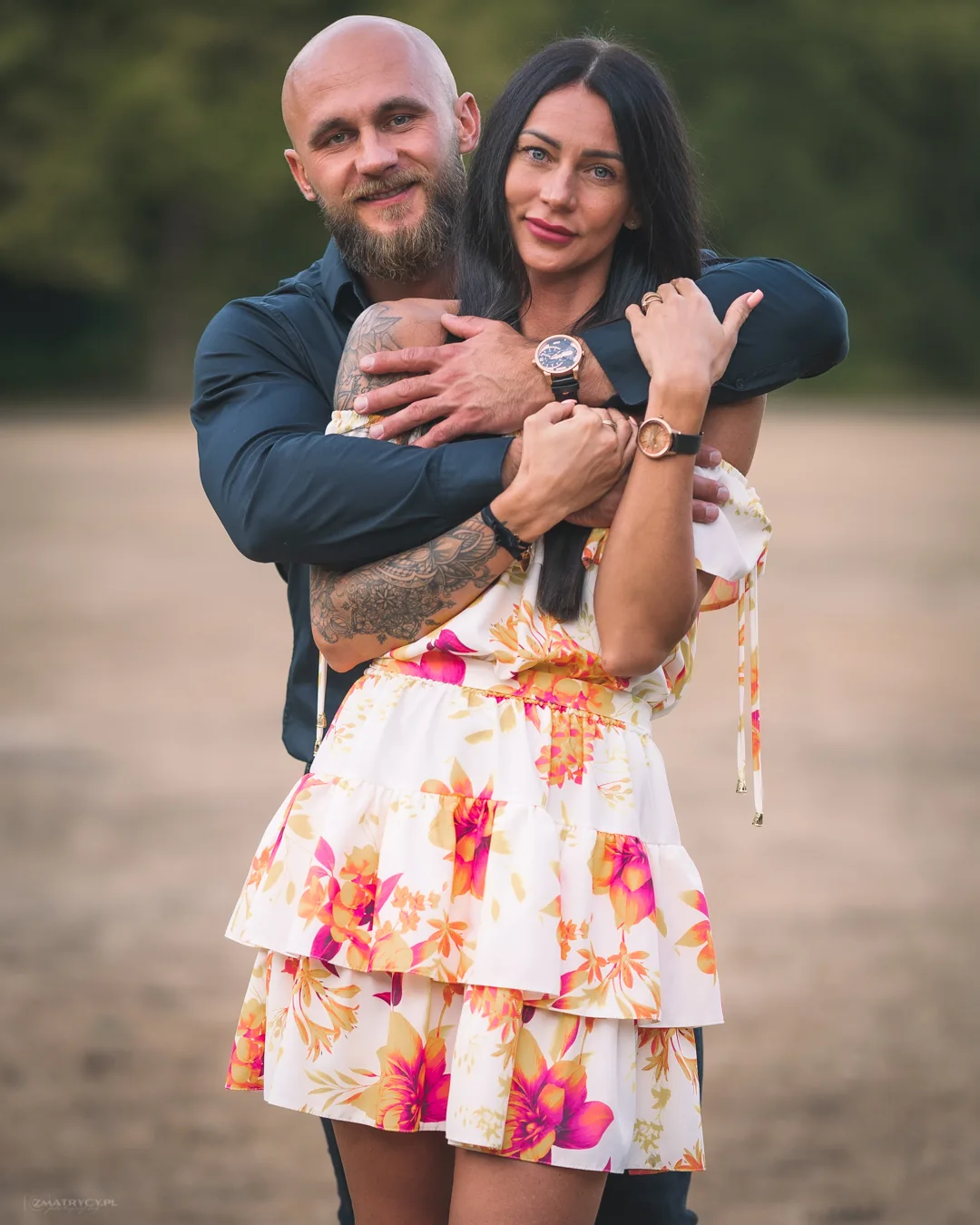 Partner umarmen sich beim Outdoorshooting