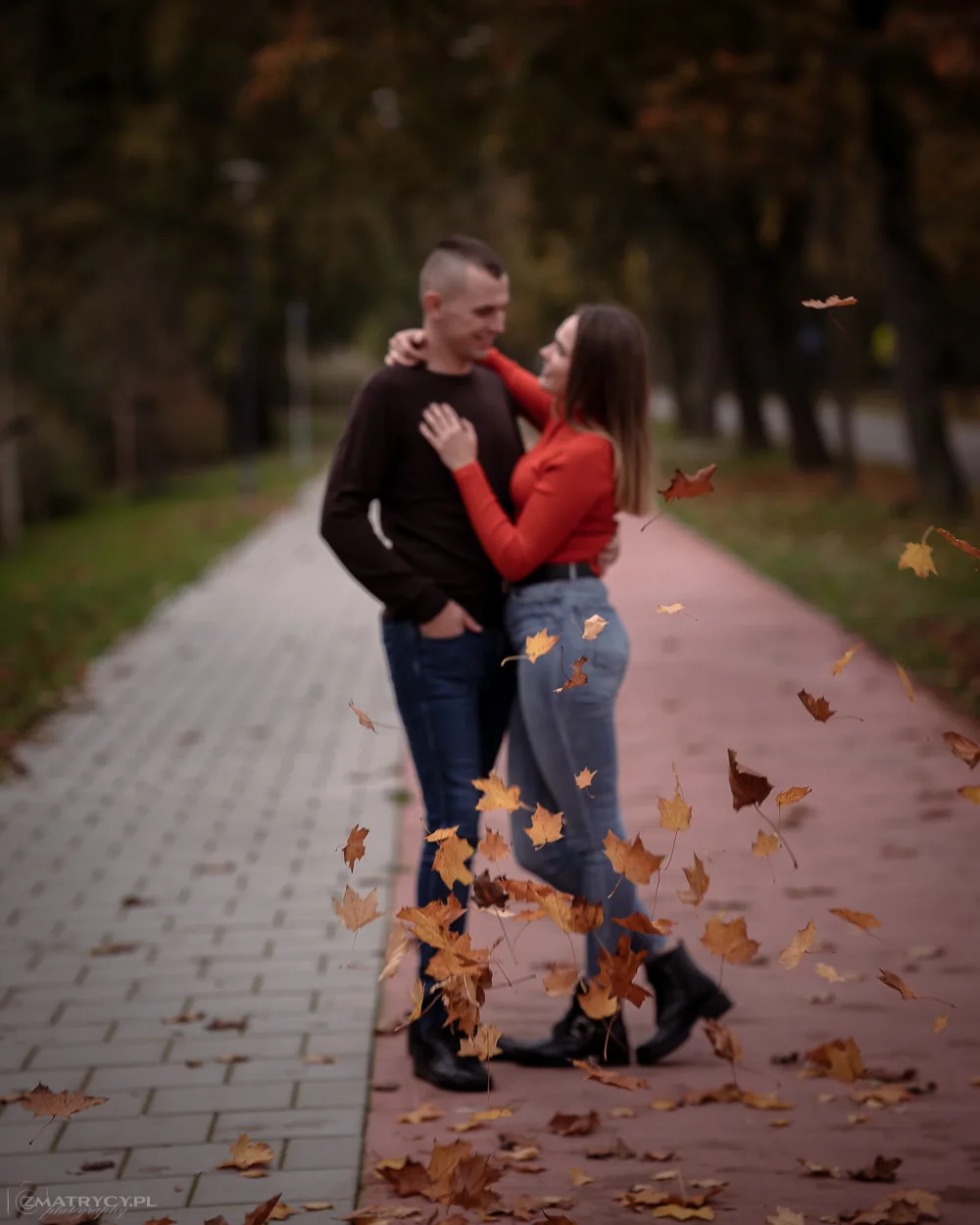 Paar beim Shooting zwischen Herbstblättern
