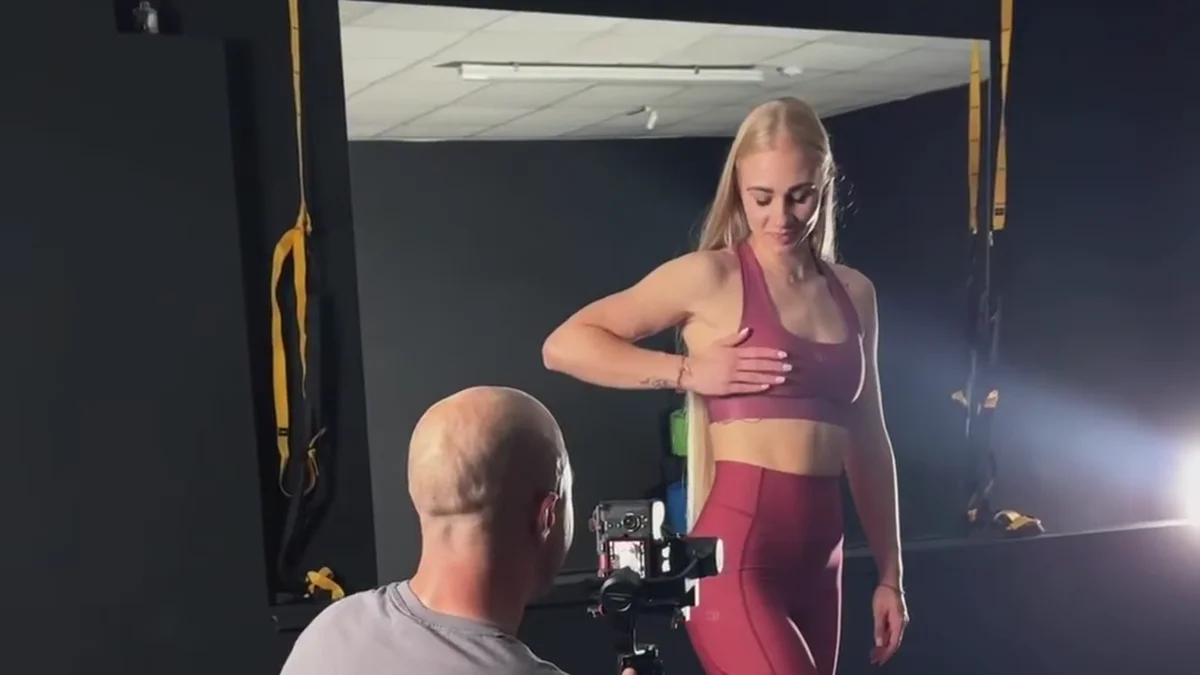 Paweł Niedźwiedź filmt ein Model für die Sportmodemarke INNONI mit einer Kamera auf einem Gimbal